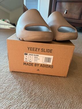 YEEZY SLIDE